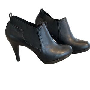 Adrienne Vittadini Black Ankle Booties